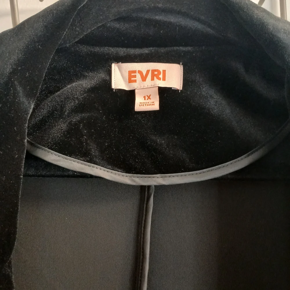 EVRI luxurious black